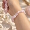 bracelet-rosa-06 Bracelet ROSA en éclats de quartz rose au poignet, lumière douce