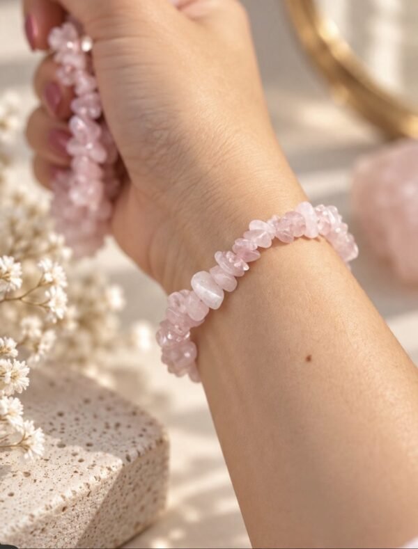bracelet-rosa-06 Bracelet ROSA en éclats de quartz rose au poignet, lumière douce