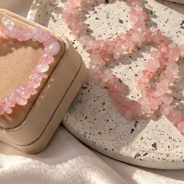 bracelet-rosa-07 Bracelets ROSA en éclats de quartz rose sur plateau en pierre et écrin