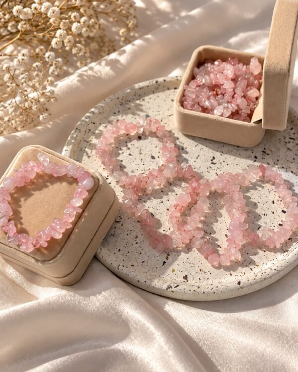 bracelet-rosa-08 Bracelets ROSA en éclats de quartz rose sur plateau, écrin et fleurs séchées