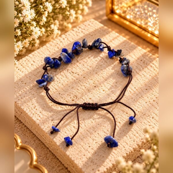 Bracelet en éclats de sodalite bleu intense, cordon marron
