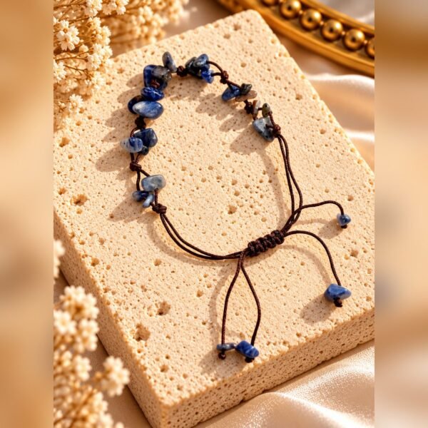 Bracelet en éclats de sodalite sur pierre claire, cordon ajustable