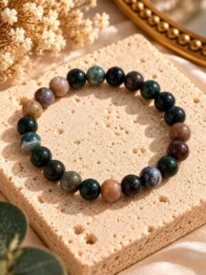 bracelet-sylva-agate-indienne-1 Bracelet SYLVA en agate indienne, perles rondes de 8 mm vert forêt, brun et gris, posé sur un bloc de pierre