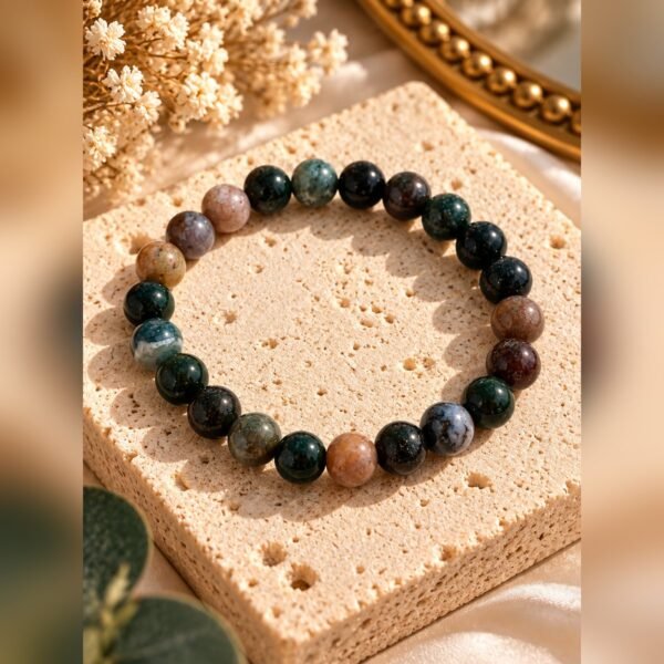 bracelet-sylva-agate-indienne-1 Bracelet SYLVA en agate indienne, perles rondes de 8 mm vert forêt, brun et gris, posé sur un bloc de pierre