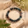 bracelet-sylva-agate-indienne-4 Bracelet SYLVA en agate indienne posé sur une pierre avec feuillage