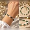 Bracelet VÉRA 4 Bracelet VÉRA : porté au poignet et vues de détail des pierres vertes et perles d’eau douce