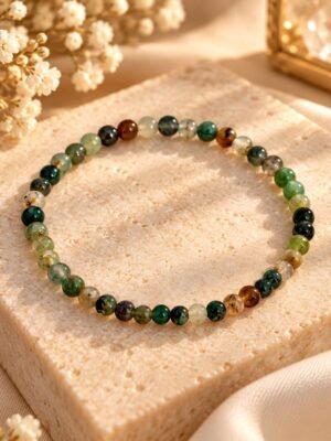 bracelet-verda-agate-indienne-1 Bracelet VERDA en agate indienne, perles de 4 mm vertes, brunes et translucides, posé sur un bloc de pierre