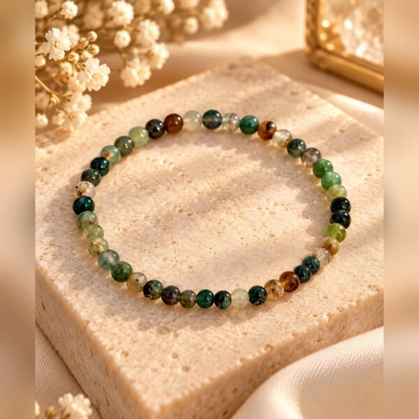 bracelet-verda-agate-indienne-1 Bracelet VERDA en agate indienne, perles de 4 mm vertes, brunes et translucides, posé sur un bloc de pierre