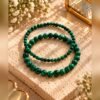bracelets-malya-malachite-4-8mm Deux bracelets MALYA en malachite, perles de 4 mm et 8 mm, sur un bloc de pierre