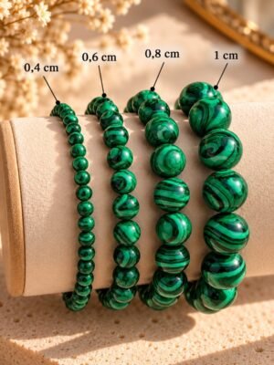 Quatre bracelets MALYA en malachite naturelle de 4, 6, 8 et 10 mm présentés sur un coussin avec leurs tailles
