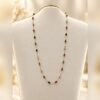 Collier BOHÈME – Mix pierres naturelles 1 Collier BOHÈME en pierres naturelles multicolores sur fine chaîne plaquée or, présenté sur buste – Serinaé