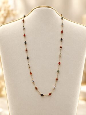 Collier BOHÈME – Mix pierres naturelles 1 Collier BOHÈME en pierres naturelles multicolores sur fine chaîne plaquée or, présenté sur buste – Serinaé