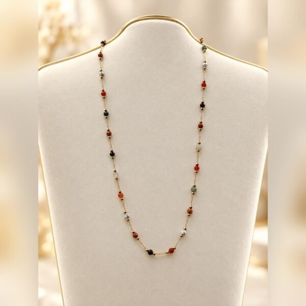 Collier BOHÈME – Mix pierres naturelles 1 Collier BOHÈME en pierres naturelles multicolores sur fine chaîne plaquée or, présenté sur buste – Serinaé