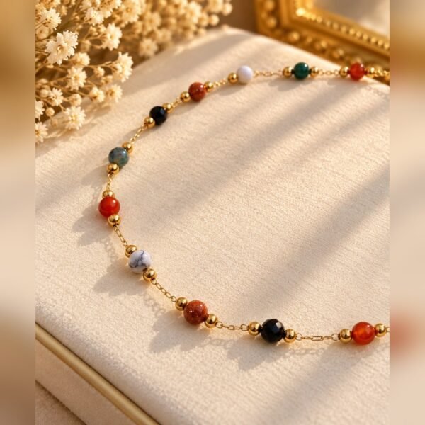 Collier BOHÈME – Mix pierres naturelles 2 Collier BOHÈME, gros plan sur les perles facettées orange, vert, noir et blanc – Serinaé