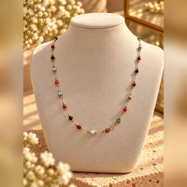 Collier BOHÈME – Mix pierres naturelles 4 Collier BOHÈME en pierres naturelles multicolores sur buste – Serinaé
