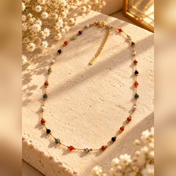 Collier BOHÈME – Mix pierres naturelles 5 Collier BOHÈME posé à plat sur un bloc de pierre avec son tag SERINAÉ – Serinaé