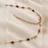 Collier BOHÈME – Mix pierres naturelles 6 Collier BOHÈME, détail du fermoir mousqueton et du tag SERINAÉ – Serinaé