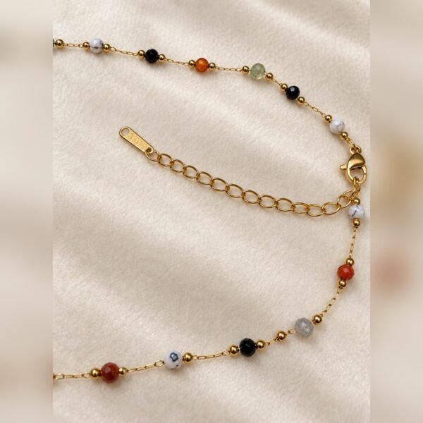 Collier BOHÈME – Mix pierres naturelles 6 Collier BOHÈME, détail du fermoir mousqueton et du tag SERINAÉ – Serinaé