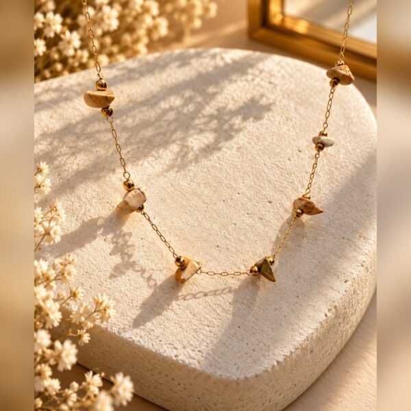 Collier DUNE, gros plan sur les éclats de jaspe paysage beige, crème et marron – Serinaé