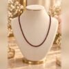 collier garance fine pierres rouges facettees buste Collier GARANCE FINE en pierres rouges naturelles facettées de 2 mm, rouge bordeaux, porté sur buste crème – Serinaé