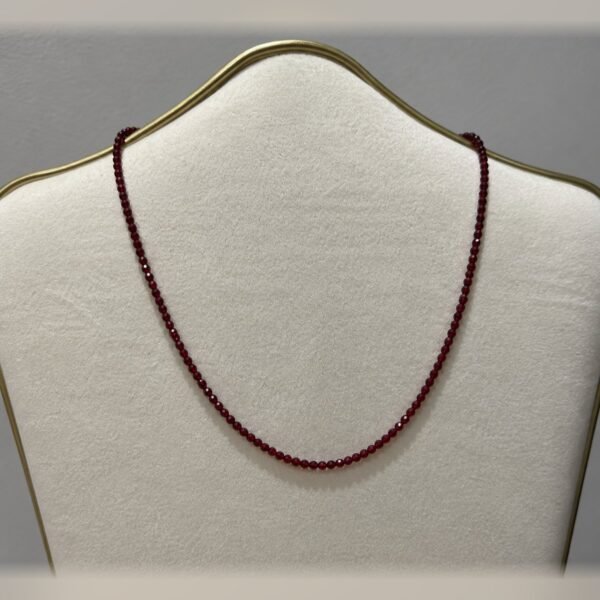 collier garance fine porte buste vue face Collier GARANCE FINE en pierres rouges facettées, vue de face sur buste – Serinaé