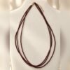 Collier GARANCE triple rang grenat 1 Collier GARANCE triple rang en grenat facetté rouge bordeaux sur buste – Serinaé
