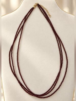 Collier GARANCE triple rang grenat 1 Collier GARANCE triple rang en grenat facetté rouge bordeaux sur buste – Serinaé