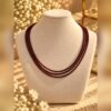 Collier GARANCE triple rang grenat 3 Collier GARANCE triple rang en grenat présenté sur buste crème – Serinaé