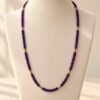 Collier INTUITION – perles d'améthyste facettées 1 Collier INTUITION en perles d'améthyste facettées et petites perles intercalaires, présenté sur un buste