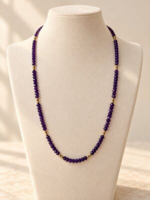 Collier INTUITION – perles d'améthyste facettées 1 Collier INTUITION en perles d'améthyste facettées et petites perles intercalaires, présenté sur un buste