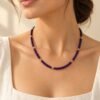 Collier INTUITION – perles d'améthyste facettées 2 Collier fin INTUITION en perles d'améthyste facettées porté au décolleté
