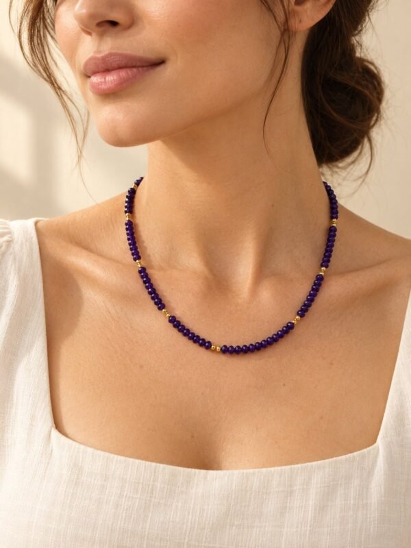 Collier INTUITION – perles d'améthyste facettées 2 Collier fin INTUITION en perles d'améthyste facettées porté au décolleté