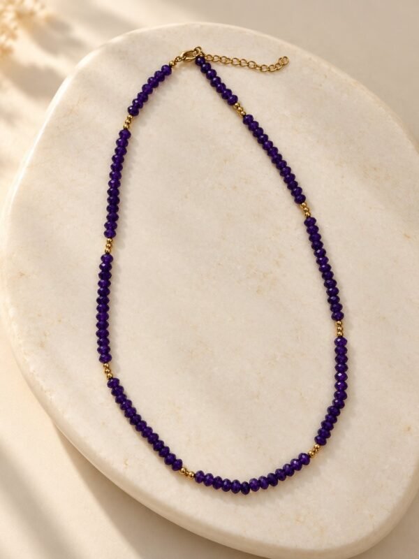 Collier INTUITION – perles d'améthyste facettées 3 Collier INTUITION en perles d'améthyste violettes facettées avec chaînette d'extension, posé à plat