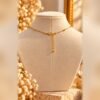 collier mellia goutte fermoir chainette rallonge Fermoir mousqueton et chaînette de rallonge du collier MELLIA GOUTTE, vue de dos sur buste – Serinaé
