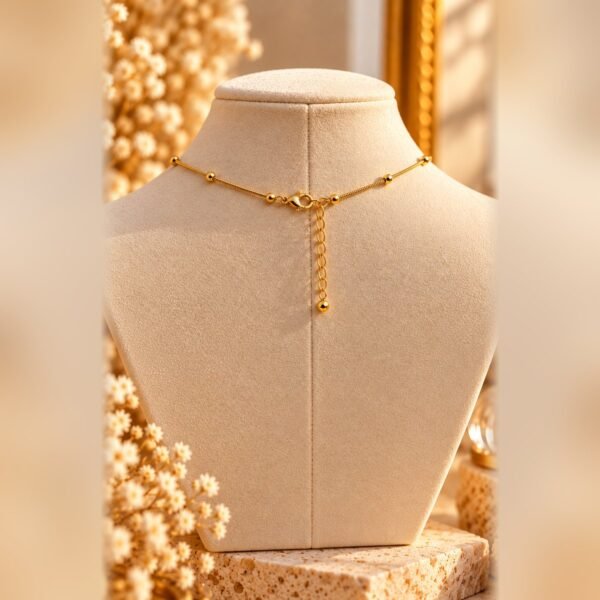 collier mellia goutte fermoir chainette rallonge Fermoir mousqueton et chaînette de rallonge du collier MELLIA GOUTTE, vue de dos sur buste – Serinaé