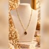 collier mellia goutte pendentif oeil de tigre vue face Collier MELLIA GOUTTE vu de face : pendentif ovale à pierre brun miel façon œil de tigre – Serinaé