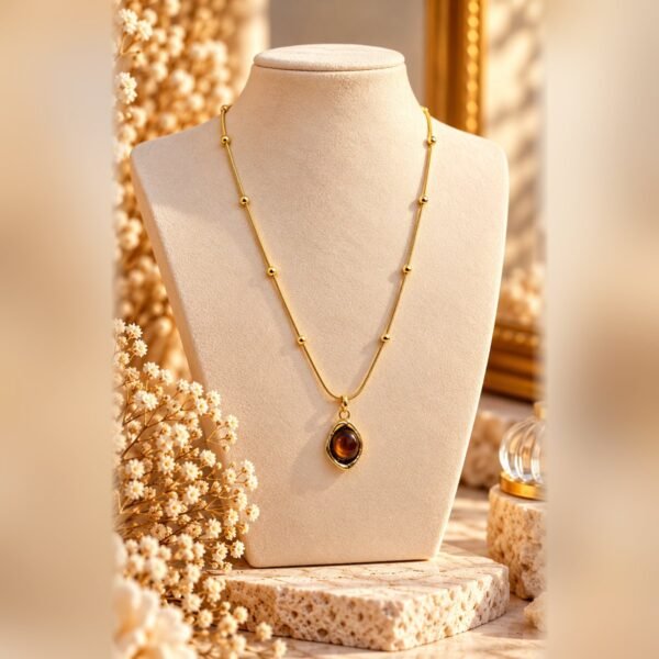 collier mellia goutte pendentif oeil de tigre vue face Collier MELLIA GOUTTE vu de face : pendentif ovale à pierre brun miel façon œil de tigre – Serinaé