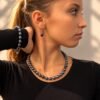 Parure ÉPURE Noire – perles d'eau douce noires 5 Collier et boucles d'oreilles ÉPURE Noire en perles d'eau douce noires portés, vue de profil