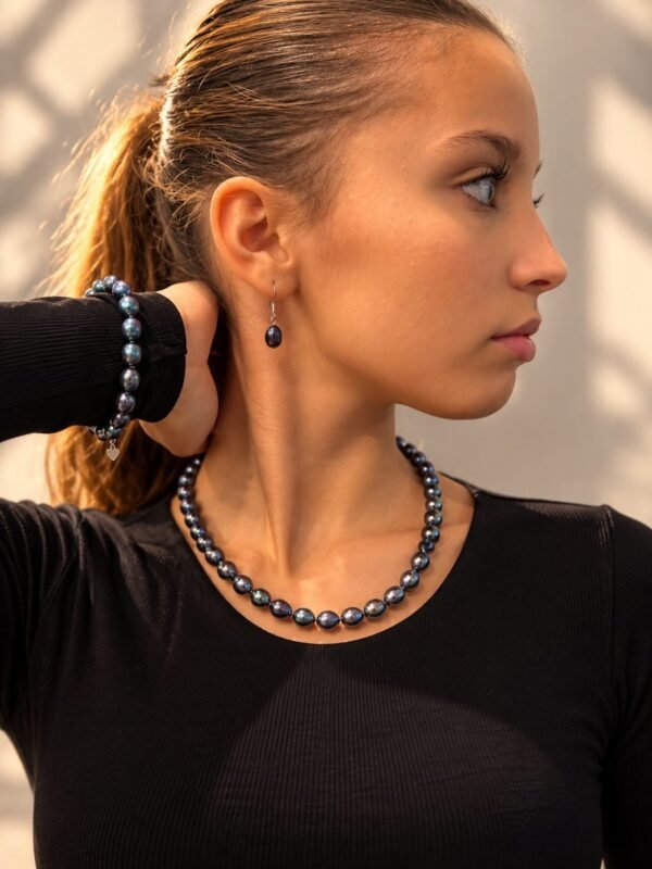 Parure ÉPURE Noire – perles d'eau douce noires 5 Collier et boucles d'oreilles ÉPURE Noire en perles d'eau douce noires portés, vue de profil
