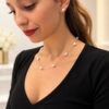 Collier ÉPURE en perles de culture d'eau douce blanches sur fine chaîne en argent Sterling 925, porté