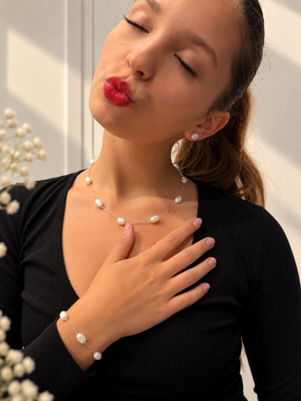 Parure ÉPURE portée : collier et bracelet en perles d'eau douce blanches et argent 925