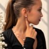Parure ÉPURE en perles d'eau douce et argent 925 portée, vue de profil
