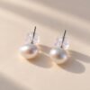 Puces d'oreilles ÉPURE en perles d'eau douce blanches et argent véritable