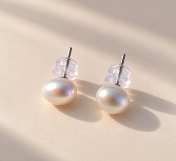Puces d'oreilles ÉPURE en perles d'eau douce blanches et argent véritable