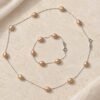 Collier et bracelet ÉPURE en perles d'eau douce rose pêche sur fine chaîne en argent Sterling 925, posés sur une pierre