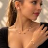 Parure ÉPURE multicolore portée : collier et bracelet en perles d'eau douce blanches, rosées et lilas sur chaîne en argent 925, avec puces blanches