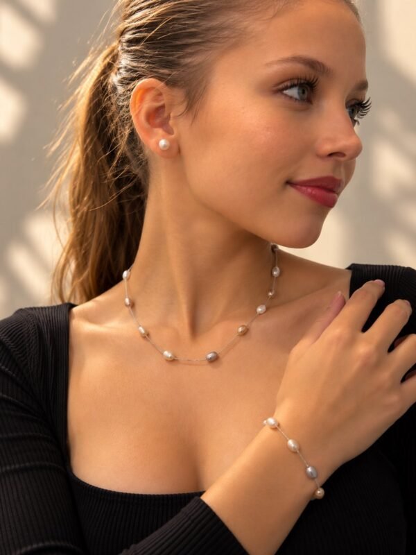 Parure ÉPURE multicolore portée : collier et bracelet en perles d'eau douce blanches, rosées et lilas sur chaîne en argent 925, avec puces blanches