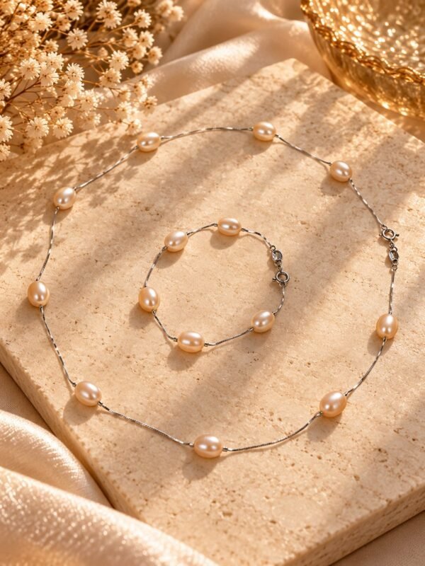 Collier et bracelet ÉPURE en perles d'eau douce rose pêche clair et argent 925 sur une pierre, lumière dorée