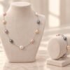 Parure ÉPURE multicolore : collier et bracelet en perles d'eau douce sur chaîne en argent Sterling 925, présentés sur buste et support