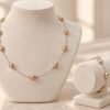 Parure ÉPURE rose pêche : collier et bracelet en perles d'eau douce sur chaîne en argent Sterling 925, présentés sur buste et support